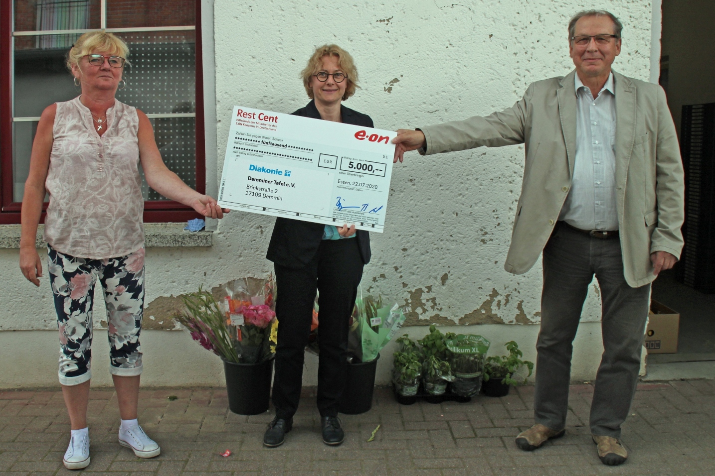 Spende von E.DIS (v.l.n.r.): Manuela Rades (Demminer Tafel), Daniela Zieglmayer und Thomas Schwols. Spende von E.DIS (v.l.n.r.): Manuela Rades (Demminer Tafel), Daniela Zieglmayer und Thomas Schwols.