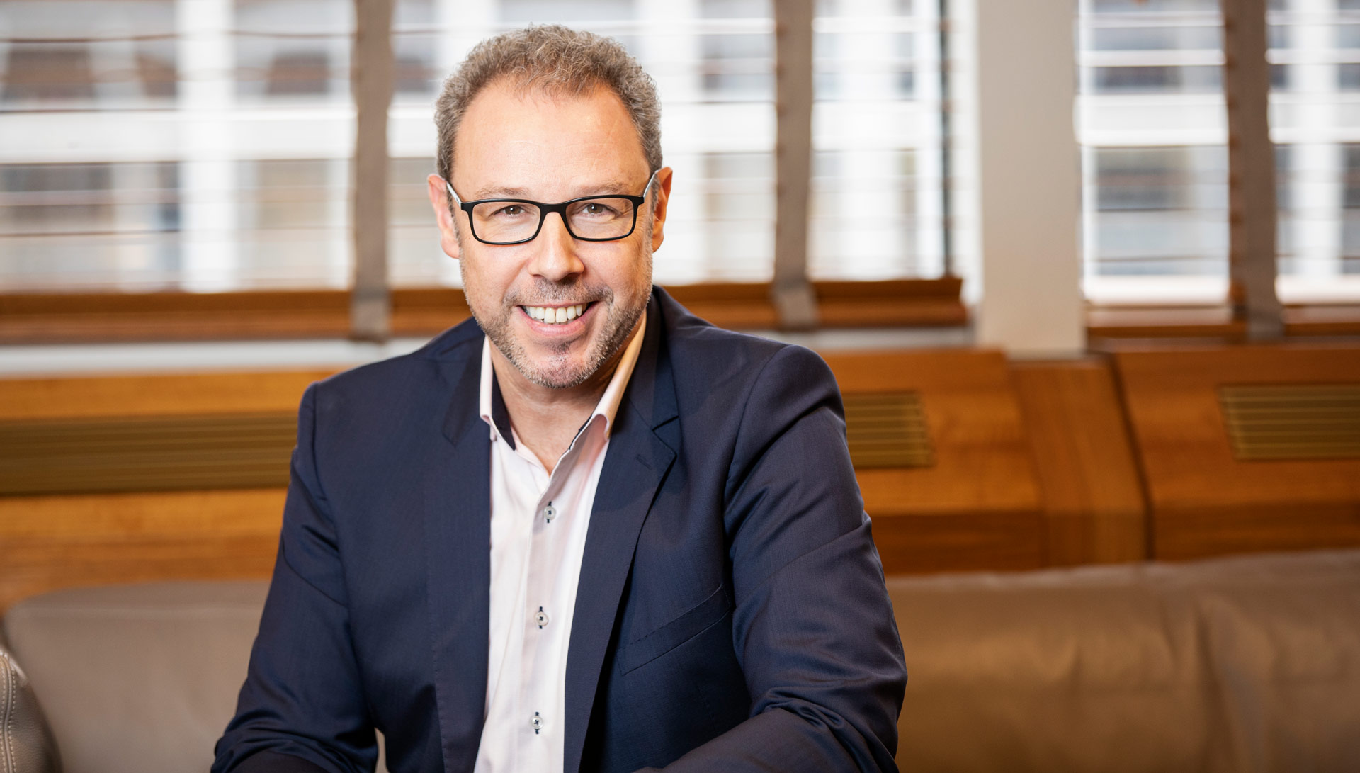 Thomas Gelmi in an interview about sustainable leadership in times of crisis (Bildquelle: Uwe Klössi Thomas Gelmi in an interview about sustainable leadership in times of crisis (Bildquelle: Uwe Klössi