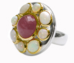 Mit den neuen Fiora-Ringen in Blütenoptik zaubert Rotraut Hoffmann den Frühling an die Hand. Mit den neuen Fiora-Ringen in Blütenoptik zaubert Rotraut Hoffmann den Frühling an die Hand.