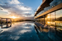 Sonnenuntergang im Infinitypool genießen (c) Harald Wisthaler (Hotel Winkler - Winklerhotels)