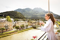 Kaffeegenuss auf dem Balkon mit Blick auf die Traun (Hotel Goldenes Schiff) Kaffeegenuss auf dem Balkon mit Blick auf die Traun (Hotel Goldenes Schiff)