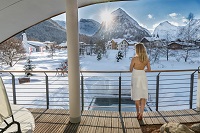 Wellnessbereich mit Aussicht auf die verschneite Winterlandschaft (c) Foto Atelier Wolkersdorfer (Da