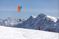 Paragliding in der verschneiten Bergwelt (c) Alessandro Bassan (Bonfanti Design Hotel)