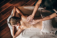 Wirksamer Einsatz von Peelings bei der Massage (c) Agentur Giggle (Hotel Quelle Nature Spa Resort)