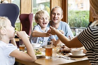 Familie beim Essen (c) Daniela Jakob (Dachsteinkönig - Familux Resort) Familie beim Essen (c) Daniela Jakob (Dachsteinkönig - Familux Resort)