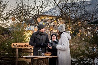 Glühwein am Adventsmarkt genießen (c) Angélica Morales (TVB Silberregion Karwendel)
