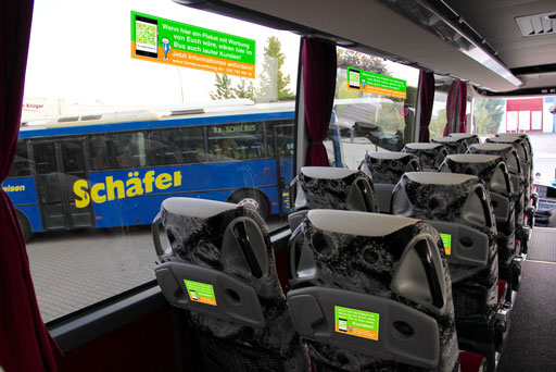 Seitenscheibenplakate und Tischplakate im Fernbus