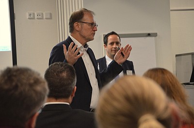 Im Seminar 'Absatzplanung und Bedarfsprognose verbessern' erklärt Prof. Dr. Götz-Andreas Kemmner,  w
