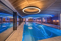 Indoor Panorama Swimming Pool mit exklusiver Lichtinstallation (Alpinhotel Berghaus)