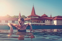 Frau entspannt im Thermalbad Hévíz (Tourinform Hévíz) Frau entspannt im Thermalbad Hévíz (Tourinform Hévíz)