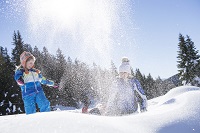 Kinder spielen im Schnee (c) TVB Hochpustertal (Hotel Asterbel)
