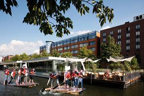 Teamgeist und Spaß: Floß bauen und fahren beim Mercure Hotel Hamburg City