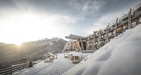 Das Alpin Panorama Hotel Hubertus zwischen verschneiten Bergen (Alpin Panorama Hotel Hubertus)