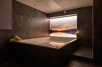 Whirlpool mit Panoramafenster (c) Thomas Bloch (Parkhotel Burgmühle) Whirlpool mit Panoramafenster (c) Thomas Bloch (Parkhotel Burgmühle)