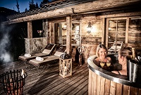 Alm-Spa mit Hot Tub auf der Terrasse im Alpen Luxury Lodge (Bergdorf Prechtlgut)
