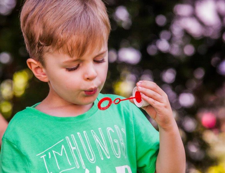 Erste Anzeichen, die auf eine Legasthenie hinweisen, sind schon bei Kita-Kindern zu sehen Erste Anzeichen, die auf eine Legasthenie hinweisen, sind schon bei Kita-Kindern zu sehen