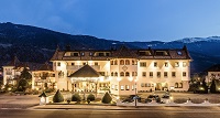 Außenansicht vom Hotel in der Dämmerung (c) Marion Lafogler (Hotel Rössl)