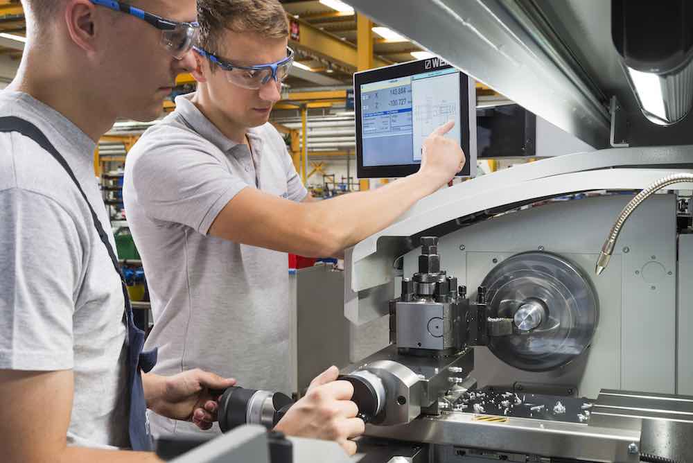 Berufsausbildung bei WEILER: intensive persönliche Betreuung und modernste Maschinen (Foto: WEILER). Berufsausbildung bei WEILER: intensive persönliche Betreuung und modernste Maschinen (Foto: WEILER).