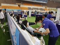 Mitglieder der Shincheonji Kirche spenden Plasma im Daegu Athletics Stadion