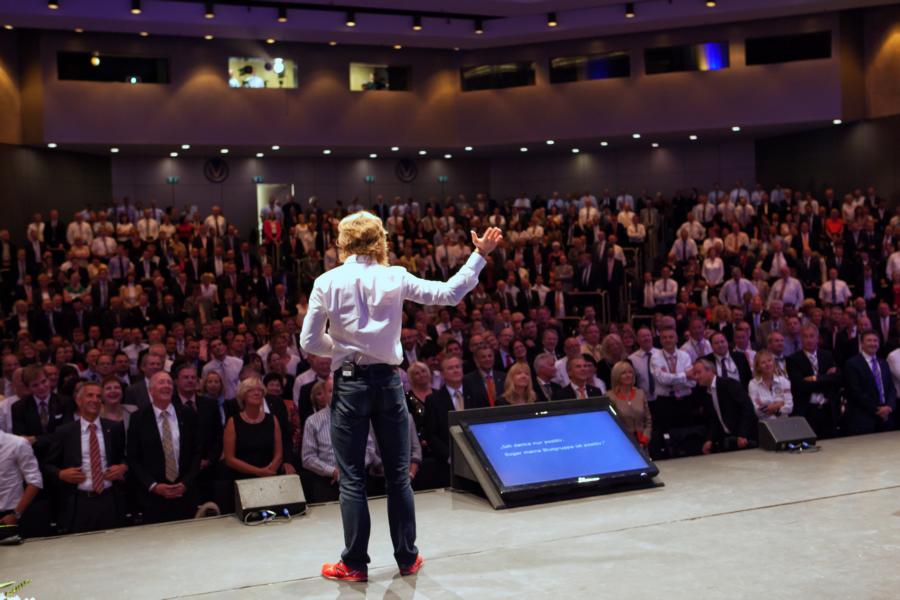 Keynote-Speaker auf großer Bühne Keynote-Speaker auf großer Bühne