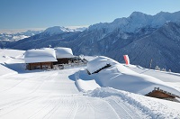 Skihütte in der verschneiten Bergwelt (c) Oswald Breitenberger (Tourismusvereinigung Ultental)