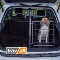Auf der Fahrt in den Herbsturlaub wird der Hunde durch eine Gitterkombination gesichert. © Travall