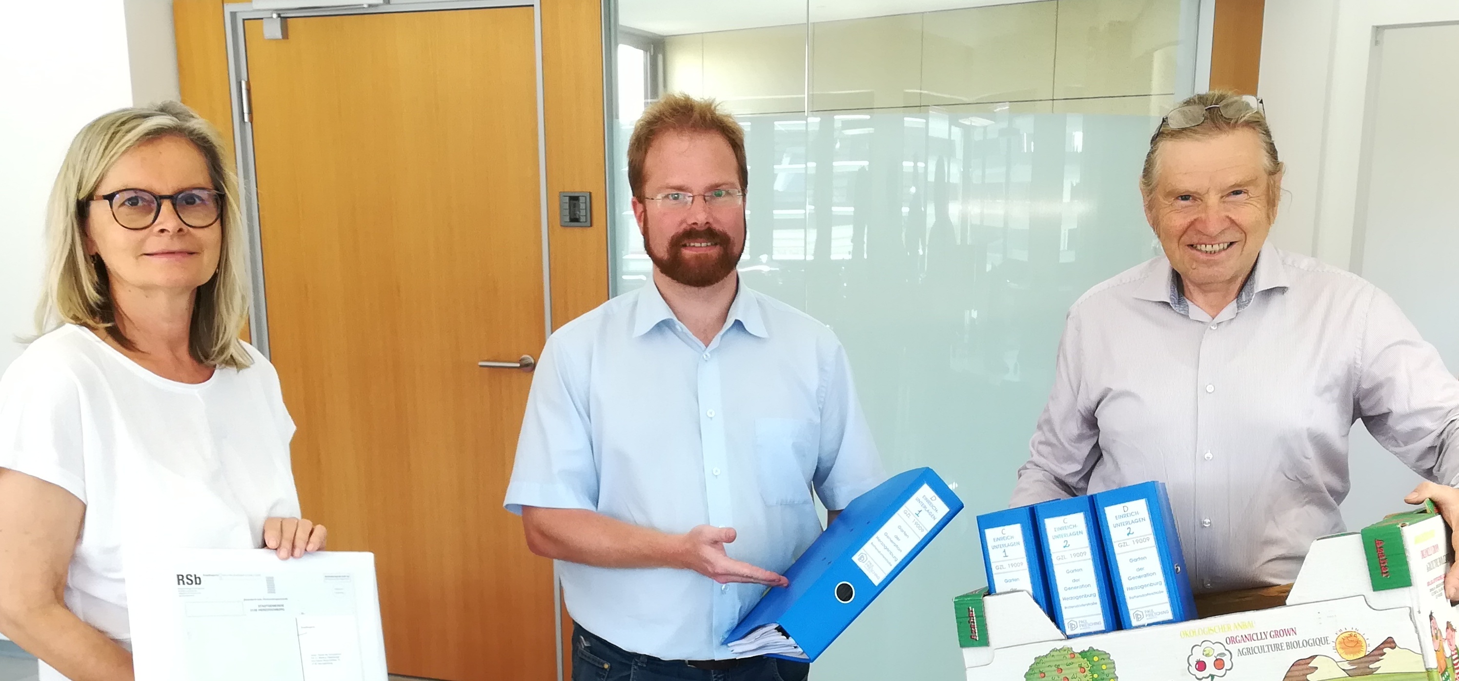 Übergabe der Baubewilligung mit Initiator Markus Distelberger, Bürgermeister Christoph Artner
