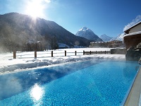 Traumhafter Ausblick vom Außenpool auf die Berge (Hotel Post am See)