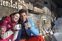 Pärchen trinkt Tee auf der Hütte © TVB Achensee (Hotel Post am See)