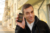 Wladimir Kaminer testet das brandneue Townster iPhone App©Marion Hunger