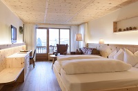 Superior Zirbenzimmer mit Balkon im Montafoner Hof (c) Patrick Säly (Montafoner Hof)