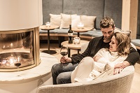 Zweisamkeit am Kamin bei einem Glas Rotwein (Posthotel Achenkirch) Zweisamkeit am Kamin bei einem Glas Rotwein (Posthotel Achenkirch)