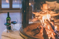 Ein Glas Wein vor dem gemütlichen Kaminfeuer genießen (c) Jenni Koller (Posthotel Achenkirch) Ein Glas Wein vor dem gemütlichen Kaminfeuer genießen (c) Jenni Koller (Posthotel Achenkirch)
