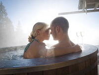 Zweisamkeit im Außenwhirlpool des Chalets (Hüttenhof - Wellnesshotel und Luxus-Bergchalets)