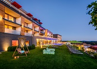 Hotelanlage mit gemütlichen Liegen und Outdoor Pool (c) Günter Standl  (Hüttenhof)