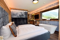 Doppelbettzimmer mit freistehender Badewanne (Chalets & Apartments Wachterhof)