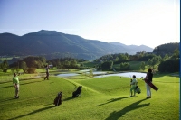 Der nagelneue, hauseigene Golfclub Waldhof liegt nur zehn Gehminuten vom Hotel entfernt.