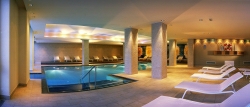 Indoor-Pool im Hotel Cristallo