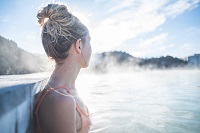 Relaxen im neuen Pool (c) iStock (Hotel Bergblick)