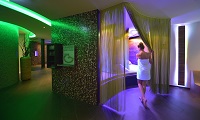 Frau genießt Wellnesstag im Asam SPA (Hotel Asam)