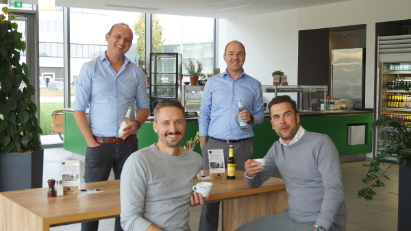Hintere Reihe v.l.: Peter Walla und Alexander Rupprecht (R-Tech GmbH), vorne: Heiko Rehorik und Tobi