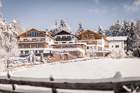 Ansicht der Hotelanlage im Winter (Hotel Tann)