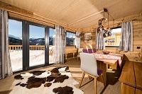 Heller Wohnraum mit Aussicht im Chalet Almdorf Hohentauern (Alps Residence)