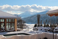 Blick auf den verschneiten Wellnessbereich mit Alpenpanorama (WellnessNaturResort Gut Edermann)