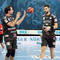 (Jocki_Foto, Erlangen) - Handball: Sime Ivic (r.) war mit neun Toren bester Werfer vom HC Erlangen