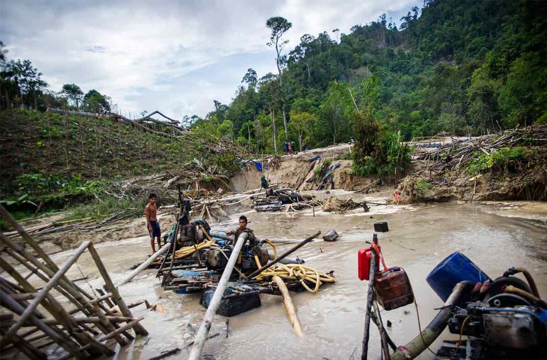 Arbeiten an einer Mine in Bangka Tin (Indonesien) Arbeiten an einer Mine in Bangka Tin (Indonesien)