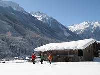 Gruppe beim Schneeschuhwandern (c) TVB Wald (Biohotel Castello Königsleiten)