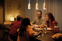 Sanftes, dimmbares Licht schafft eine angenehme Atmosphäre. (Foto: licht.de/Signify) Sanftes, dimmbares Licht schafft eine angenehme Atmosphäre. (Foto: licht.de/Signify)