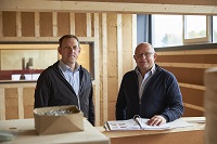 Martin Messerle und TGS-Geschäftsführer Peter Schelling auf der Baustelle in Altach.
