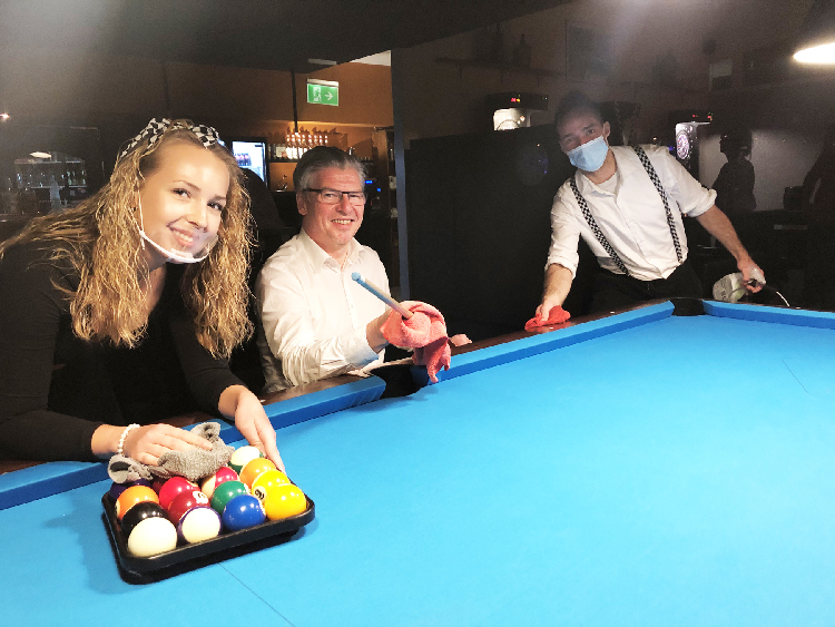Frank Denker (Mitte) setzt mit seinem Team im Billard Sport Casino höchste Sicherheits- und Hygiene-